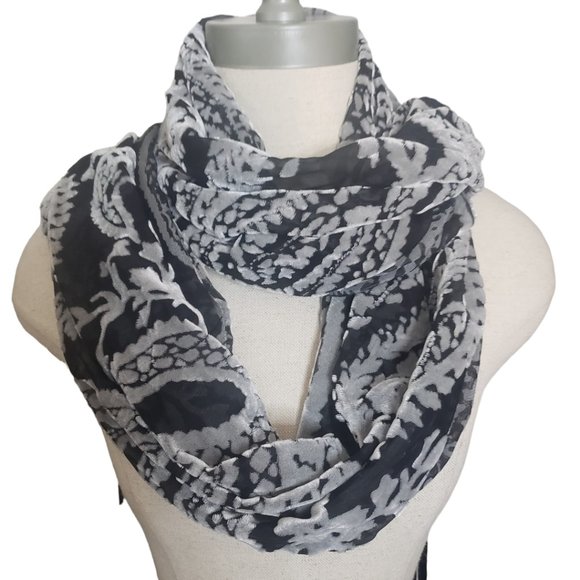 CT829 Style & Co White & Black Fringed Wrap - Picture 2 of 5